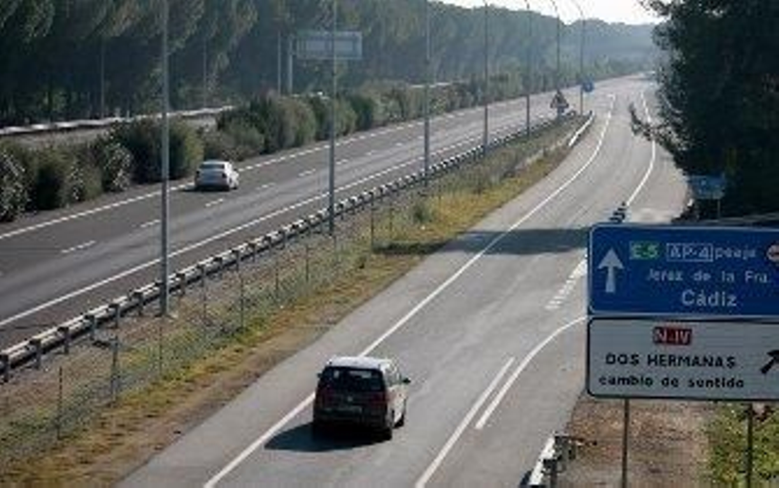 El Parlamento pide a la Junta que reclame al Gobierno la eliminación del peaje de la AP-4