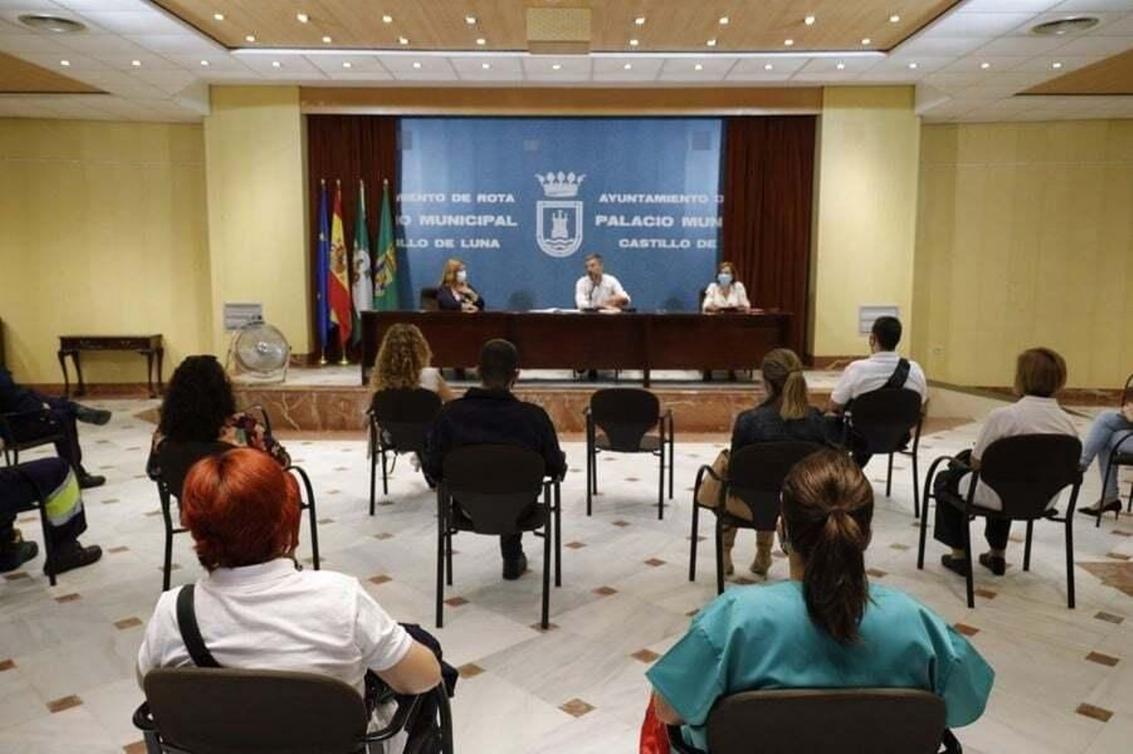 Una reunión presidida por el alcalde de Rota, Javier Ruiz, en el Palacio Municipal Castillo de Luna.