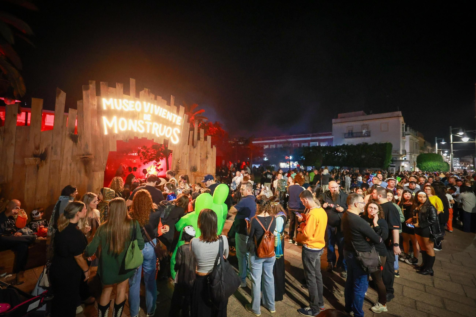 El Museo Viviente de los Monstruos generó largas colas en el entorno de la alameda durante el fin de semana.
