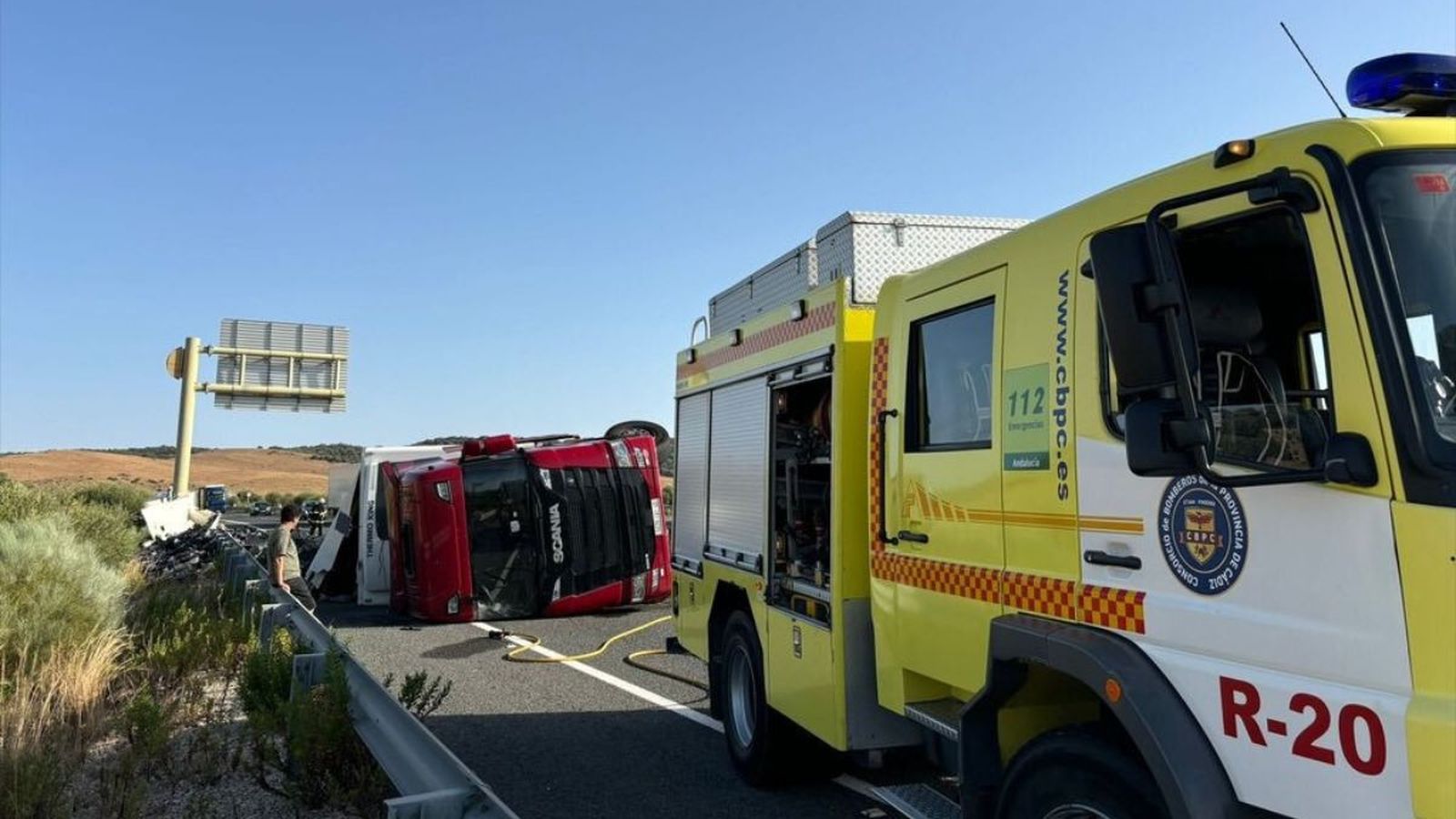 Bomberos en el accidente del camión en la A-381