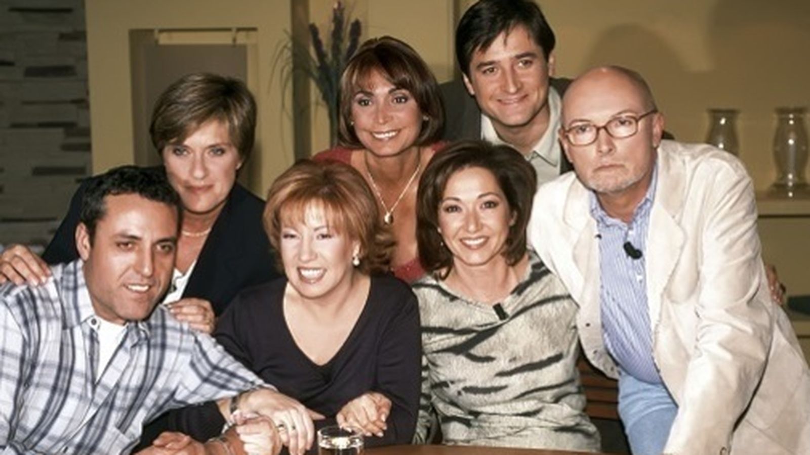 Rosa Villacastín y Ana Rosa Quintana (centro), con algunos colaboradores de 'Extra Rosa', como Carlos García-Calvo (primero a la dcha.)