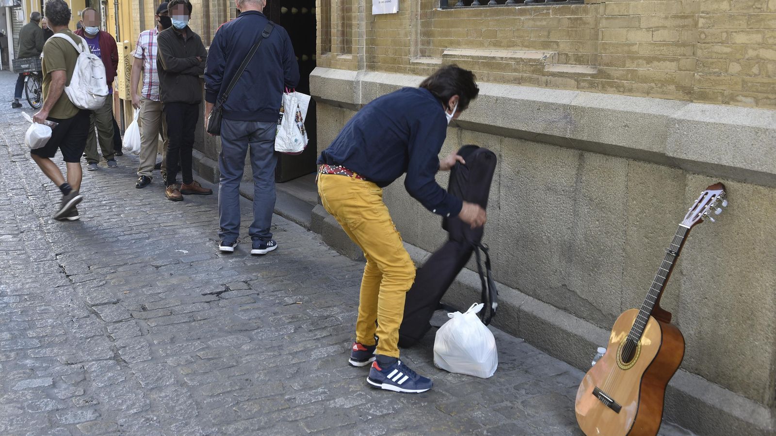 Usuarios en el exterior de San Juan de Dios