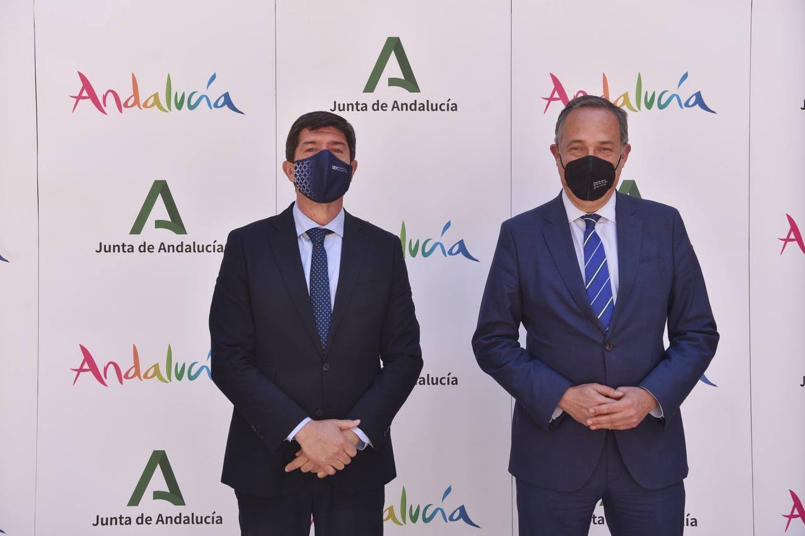 El consejero y el delegado territorial de Turismo, Juan Marín y Vicente García Egea