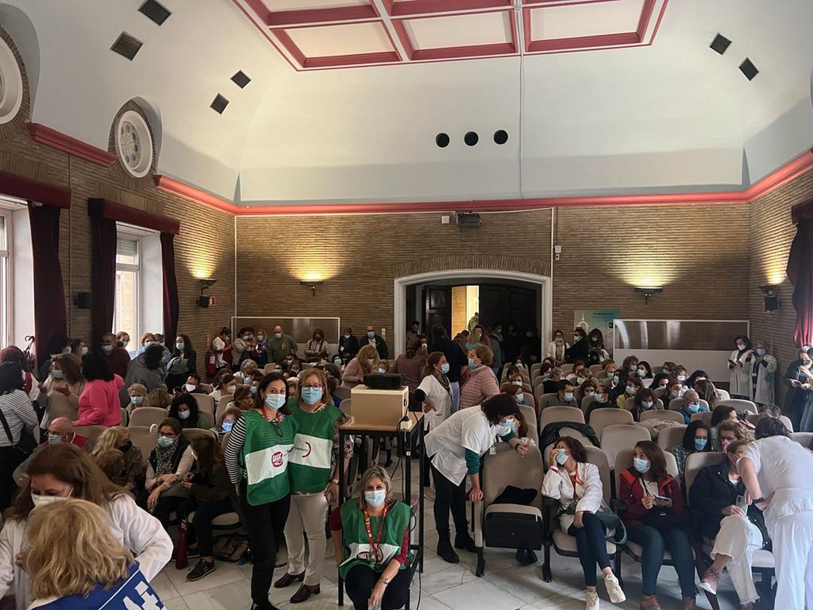 Encierro de 24 horas en el Virgen del Rocío de los técnicos en cuidado de enfermería.