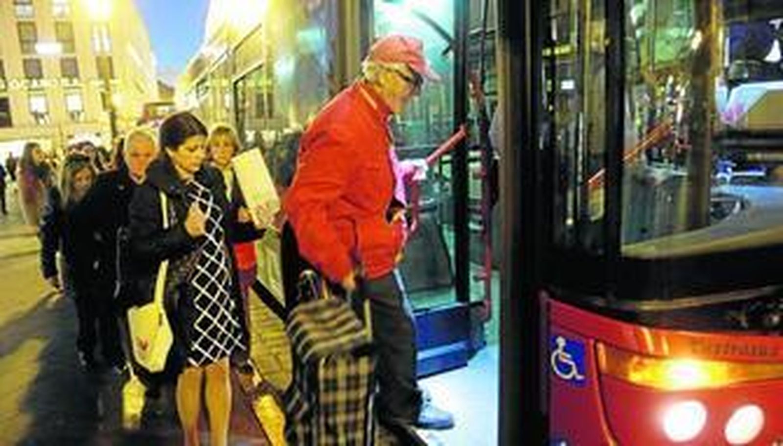 Una persona mayor accede a un autobús de Tussam en la parada de la Plaza de la Campana.