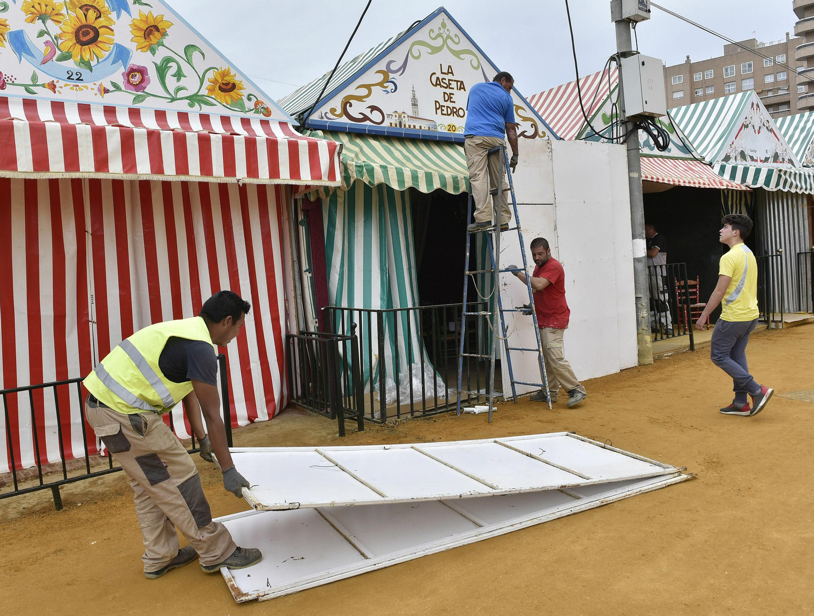 El montaje de las casetas de la Feria de Abril del año pasado.