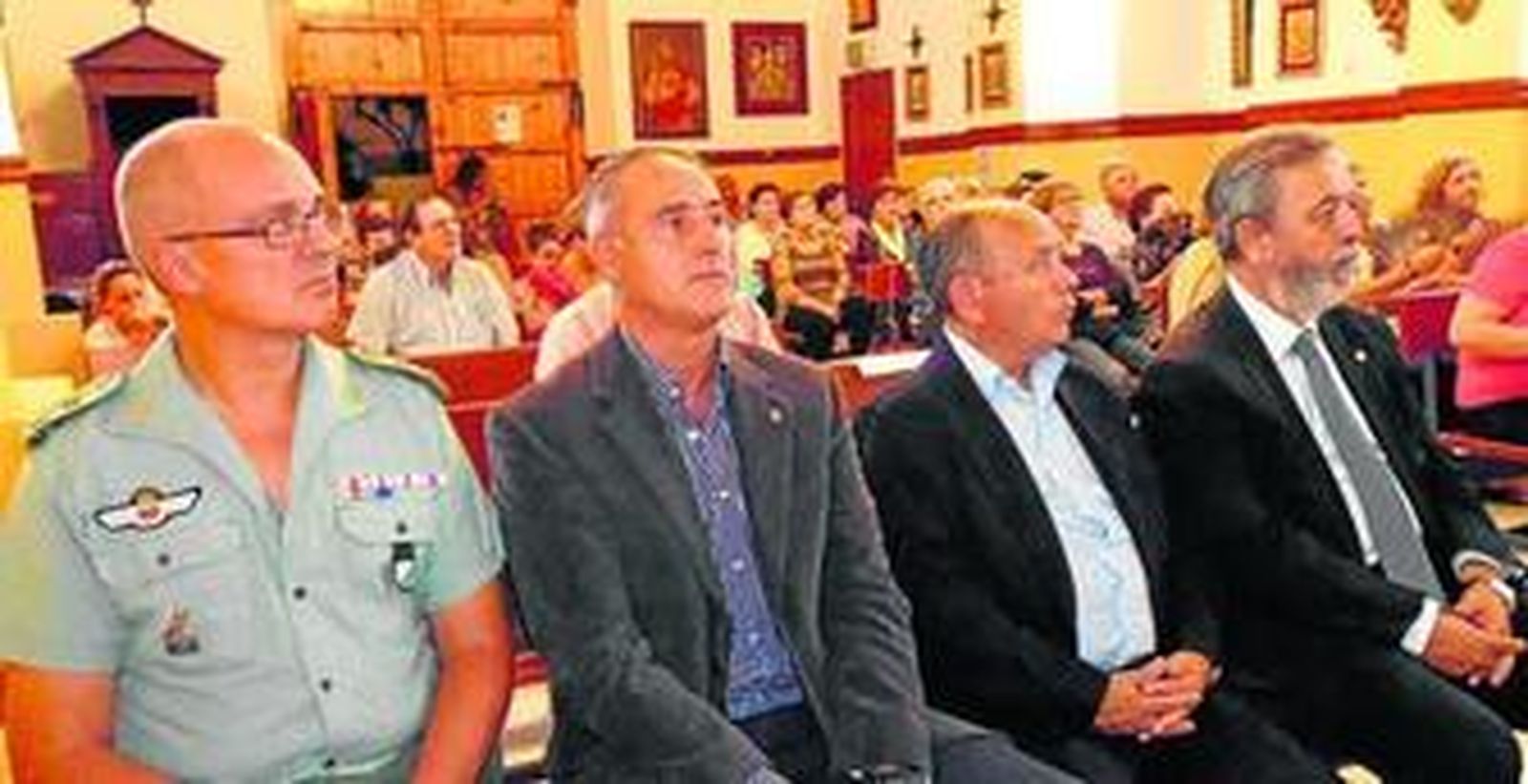 Jefes de la Sección de Asuntos Económicos de la Brileg y miembros de Santa Teresa durante la misa.