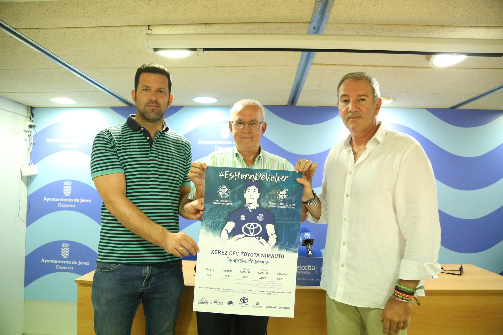 Viloita, Villena y Alonso posan con el cartel de la campaña de socios.