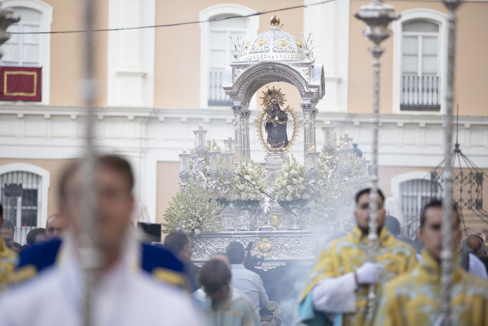 Imágenes de la procesión de la Virgen de la Cinta por el centro de la ciudad