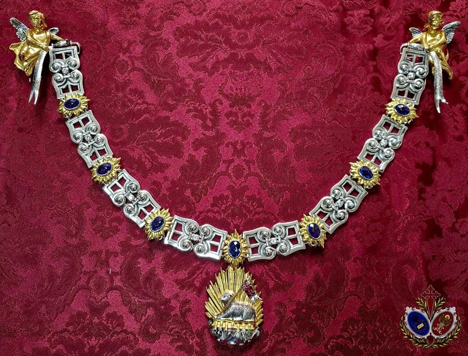 Así es el collar de toisón.