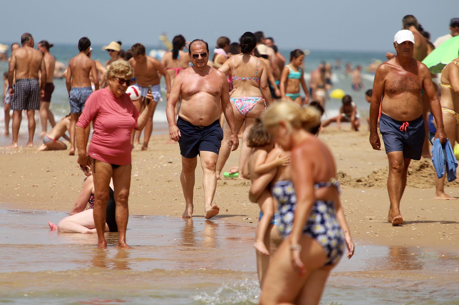 Imágenes del caluroso fin de semana en las playas de Huelva
