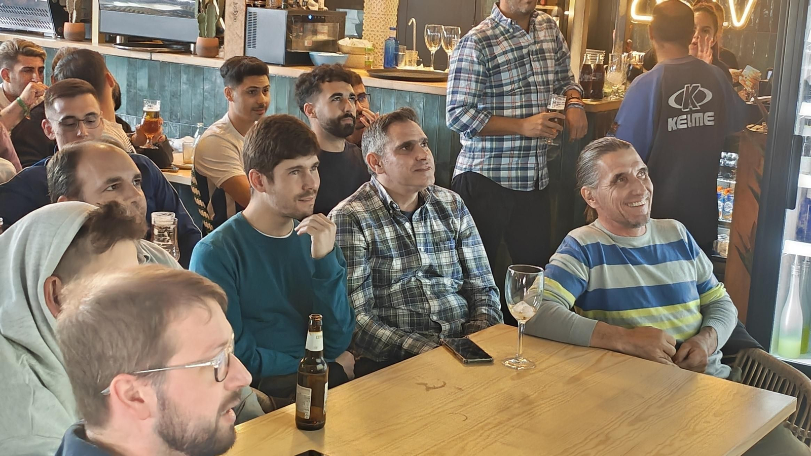 Aficionados del Recreativo de Huelva se reúnen para ver el  Recreativo de Huelva y la Gimnástica Segoviana