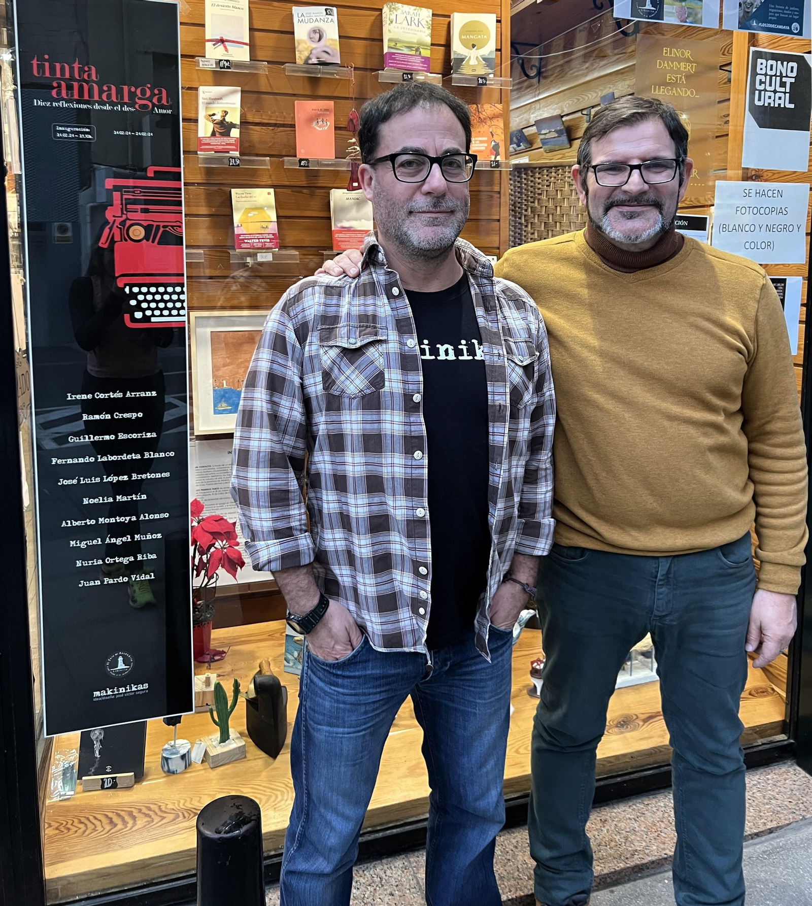 José Víctor Segura junto a Vicente Gómez Escámez de la Librería El Faro de Recóndito.