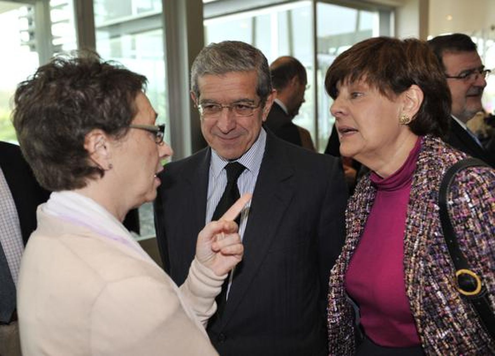 Carmen Martínez Aguayo conversa con Braulio Medel y Josefina Cruz Villalón en los prolegómenos de la conferencia.

Foto: Juan Carlos Vazquez / Victoria Hidalgo
