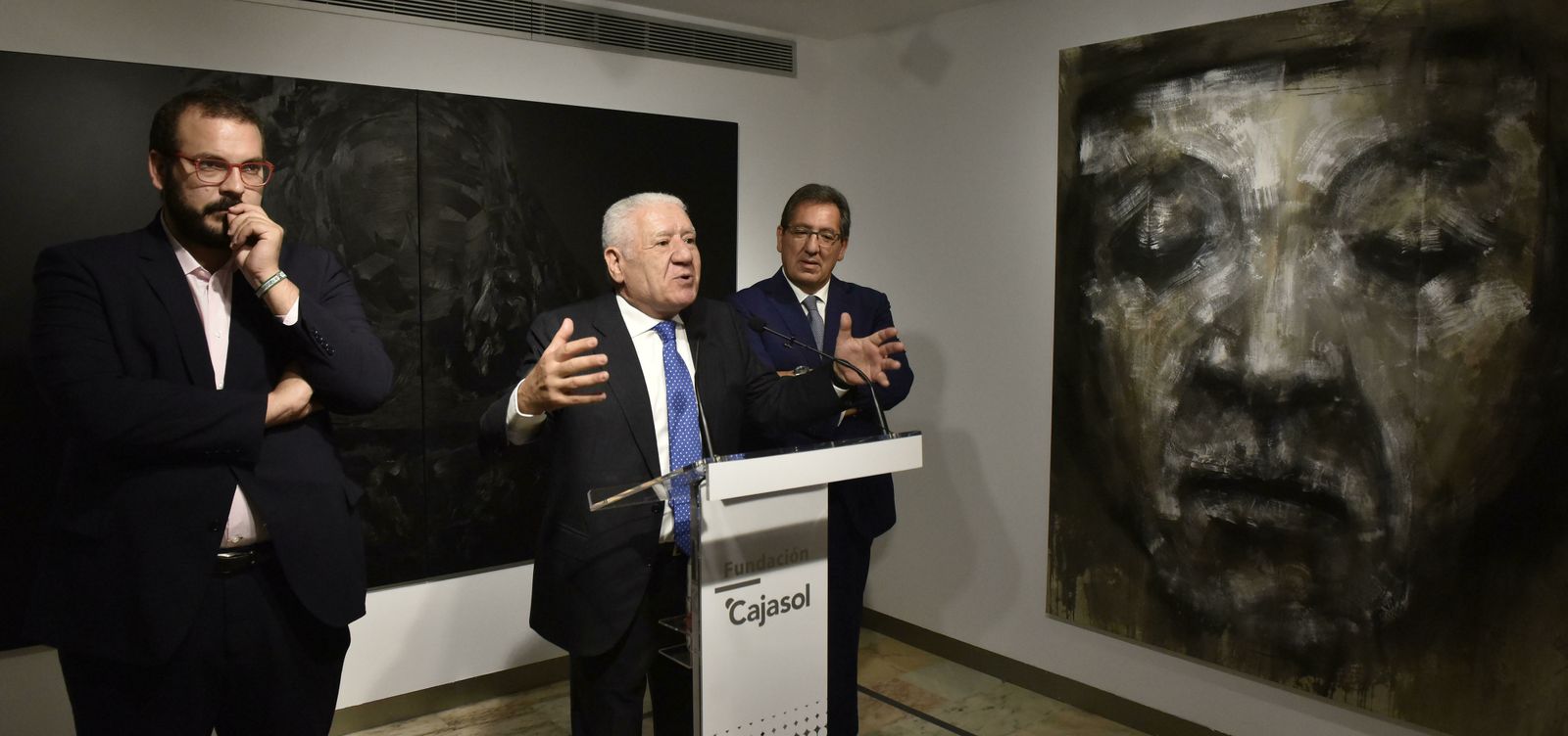 Luis Bassat, en el centro, flanqueado por el alcalde de Mataró, David Bote (izquierda de la imagen), y el presidente de la Fundación Cajasol, Antonio Pulido.