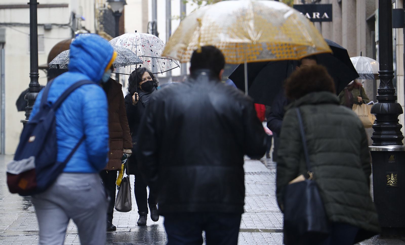 Fotografías: La lluvia protagoniza en Córdoba el inicio del cierre perimetral