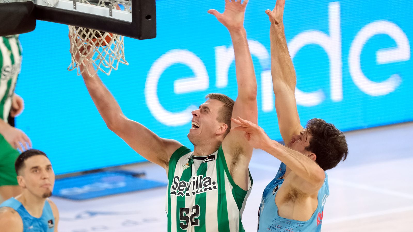 Gerun trata de anotar ante Happ.