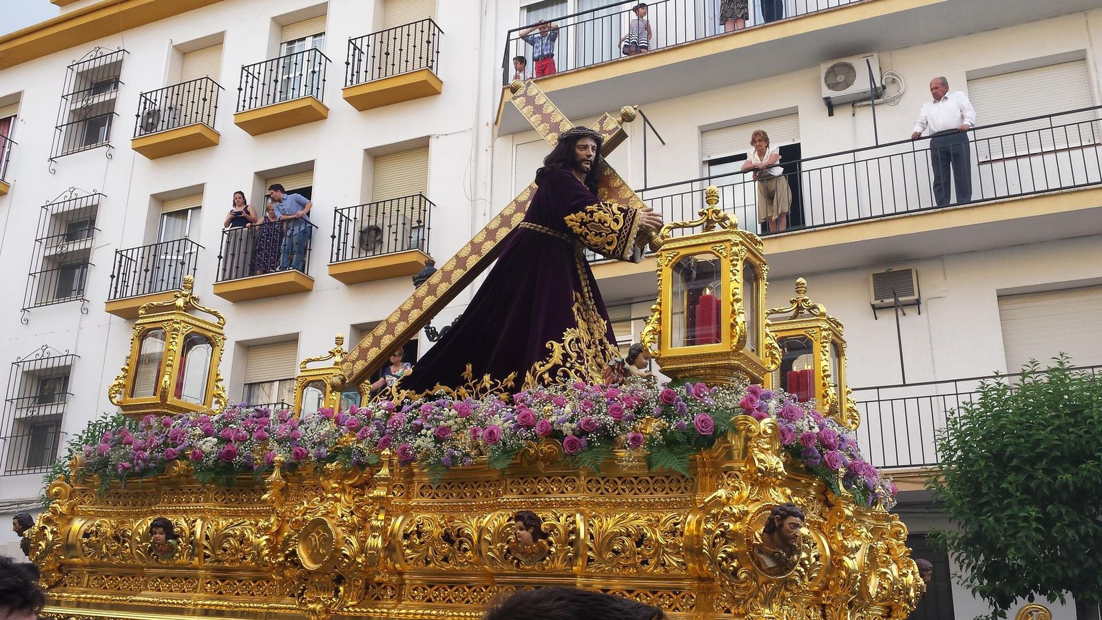 El Nazareno de Priego durante una salida procesional en un Domingo de Mayo.