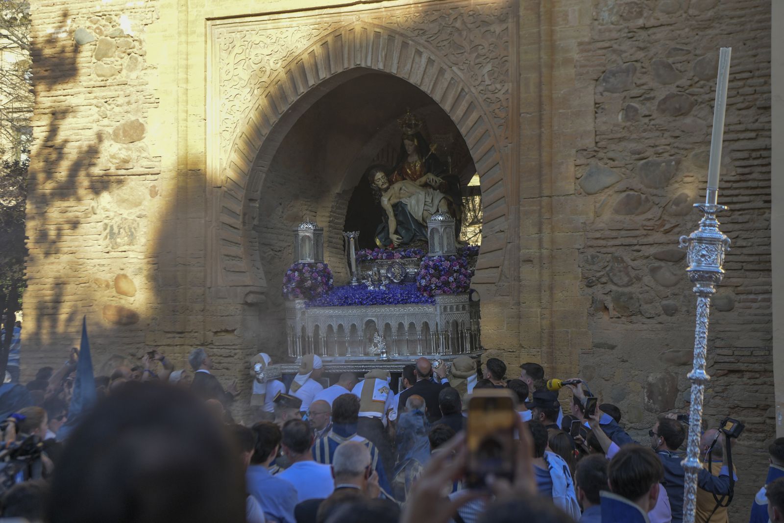 Las fotos de la salida de Santa María de la Alhambra y su bajada a Granada