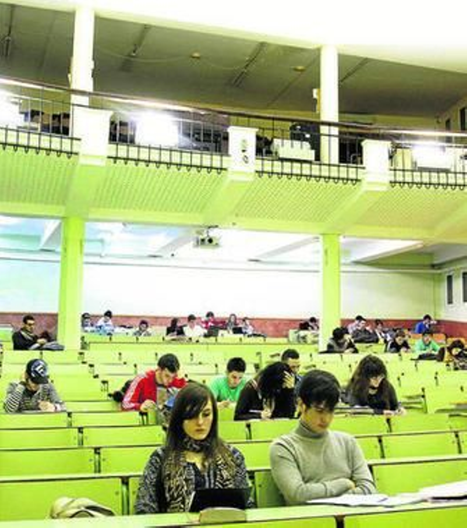 Imagen de una noche en el aula magna habilitada como sala de estudio del Aulario Simón Bolívar.