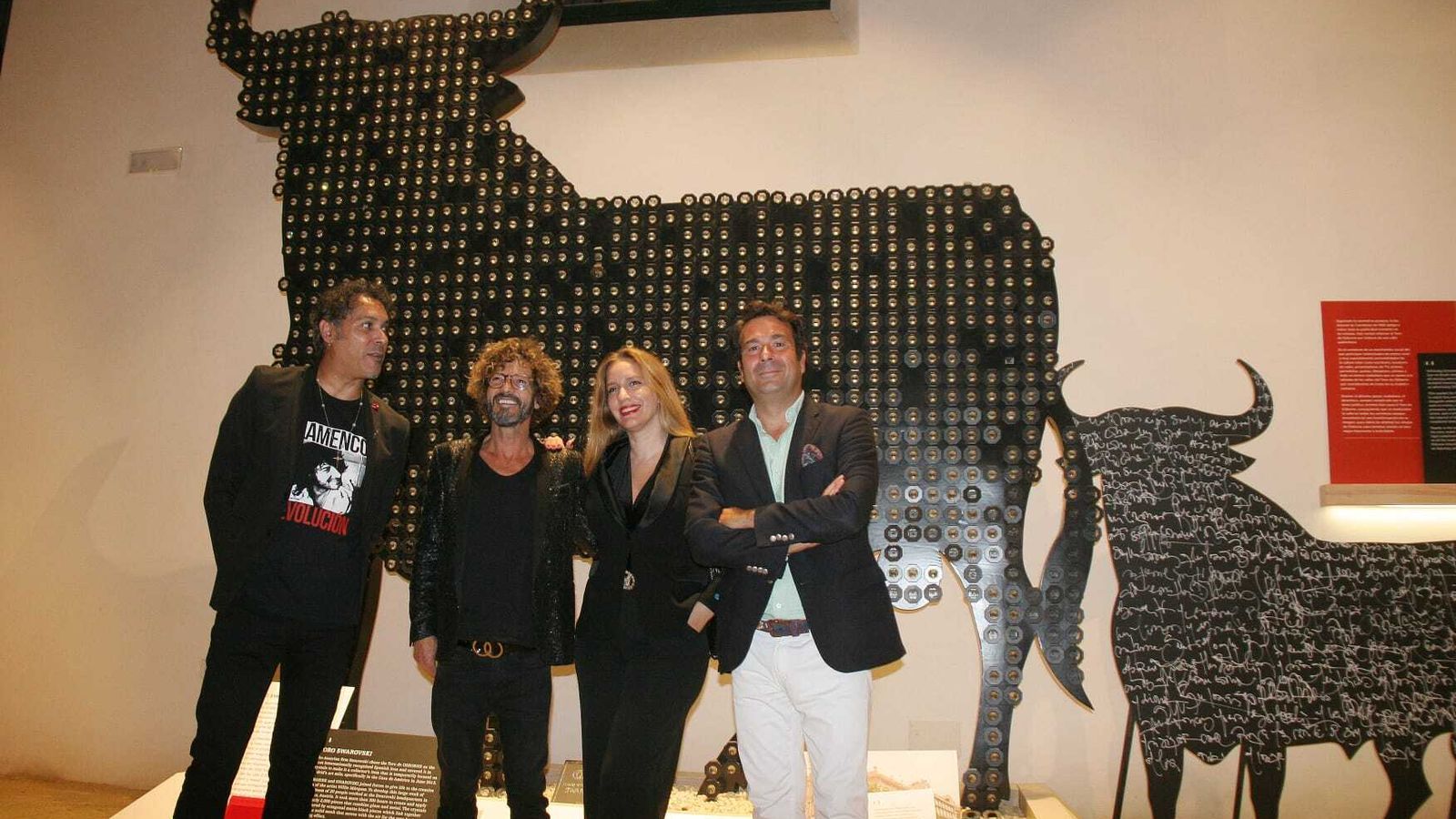 María Toledo, Curro Carrasco y Willie Márquez, con Iván Llanza ante el Toro decorado con cristales de Swarosky.