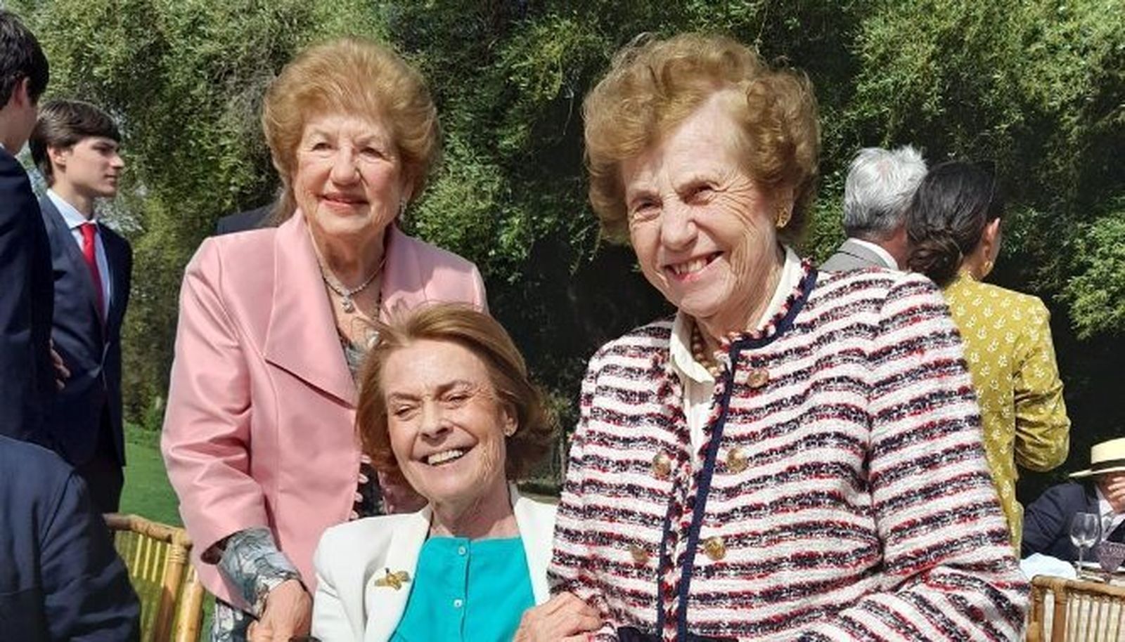 La anfitriona Margarita López de Carrizosa con las hermanas Victoria y Ana María Bohórquez Mora-Figueroa.