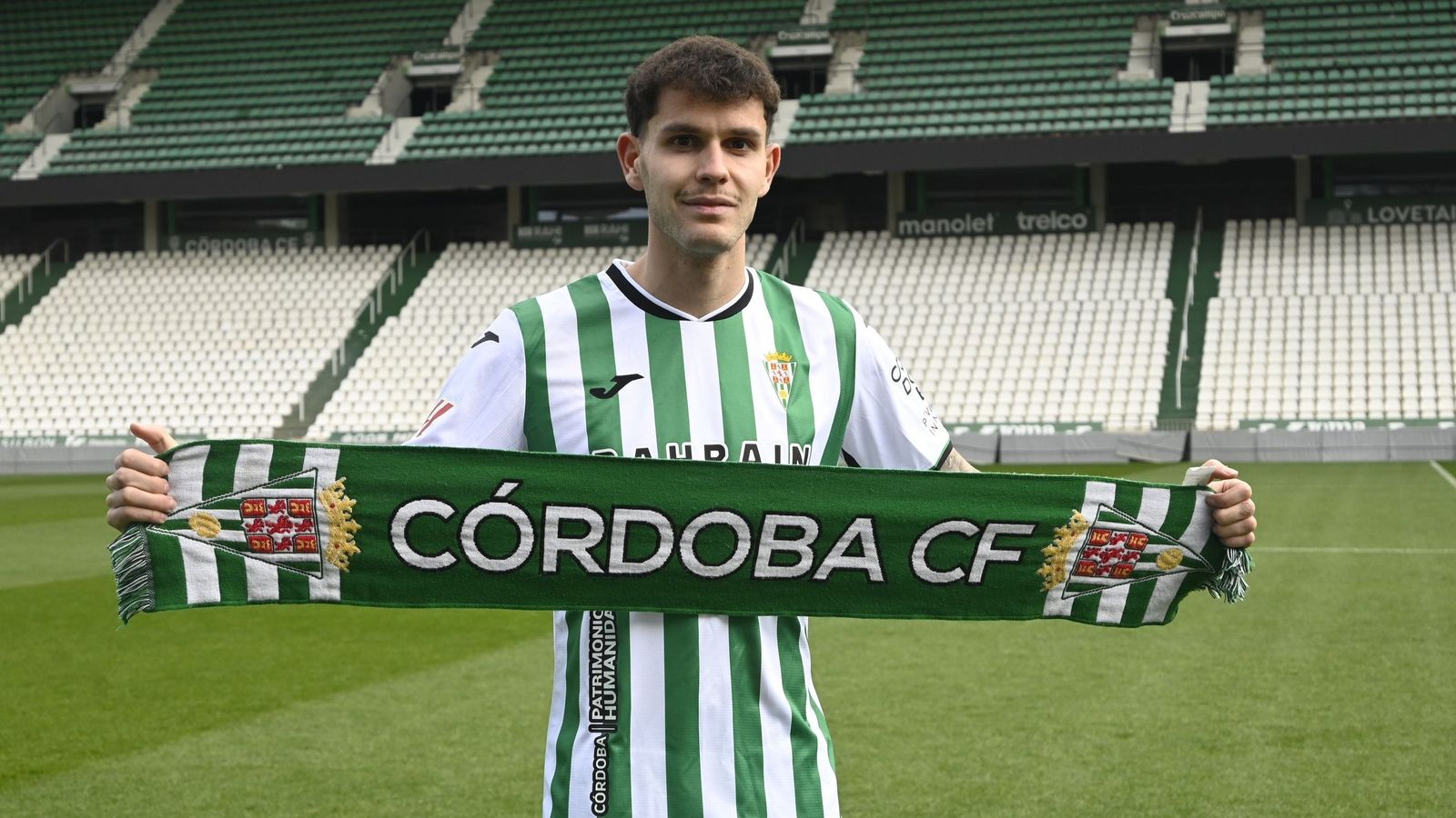 Trilli posa con la bufanda del Córdoba en su presentación en El Arcángel.