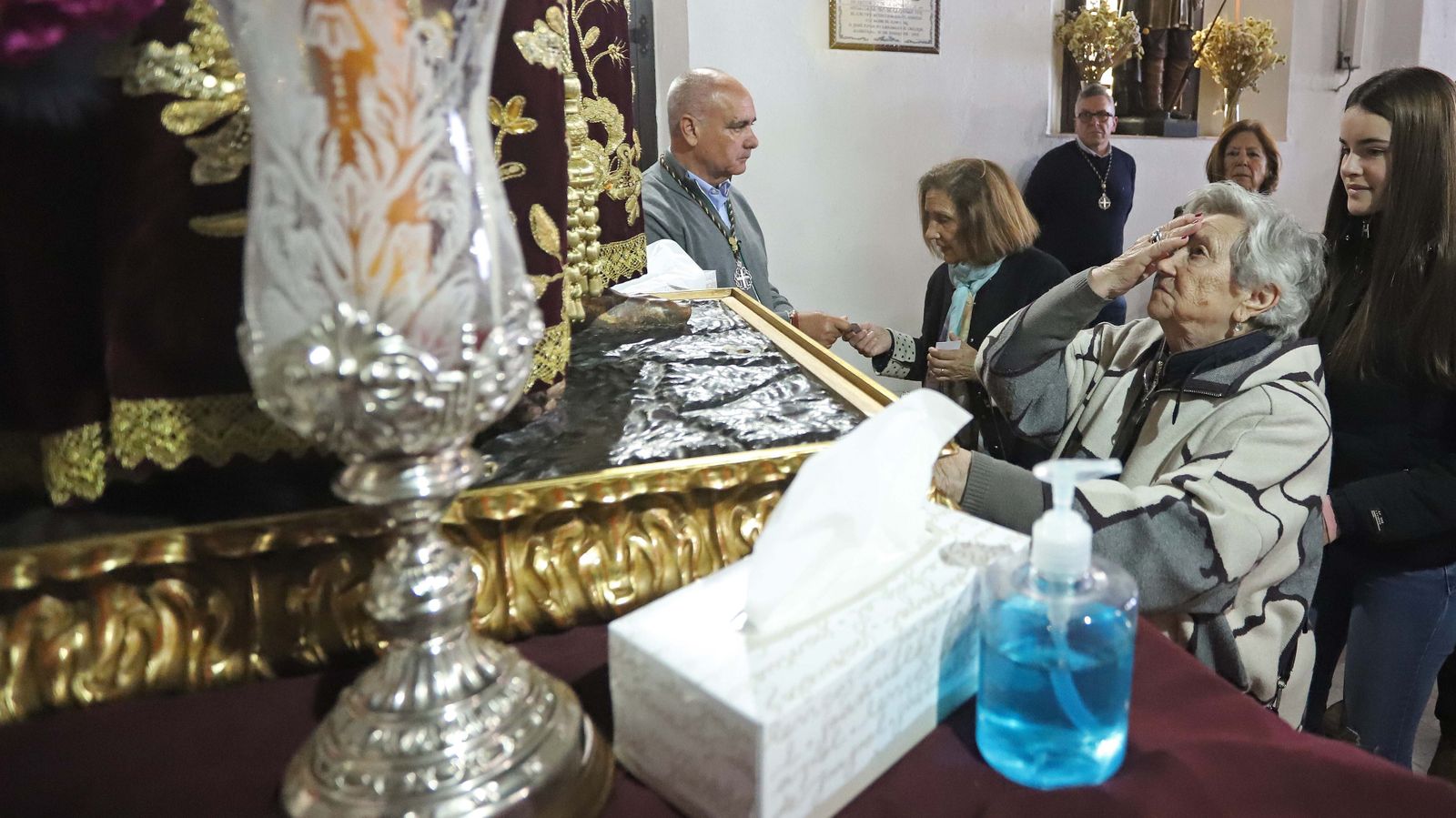 El tradicional besapié del Medinaceli sufrió una menor afluencia de fieles ante la duda del coronavirus