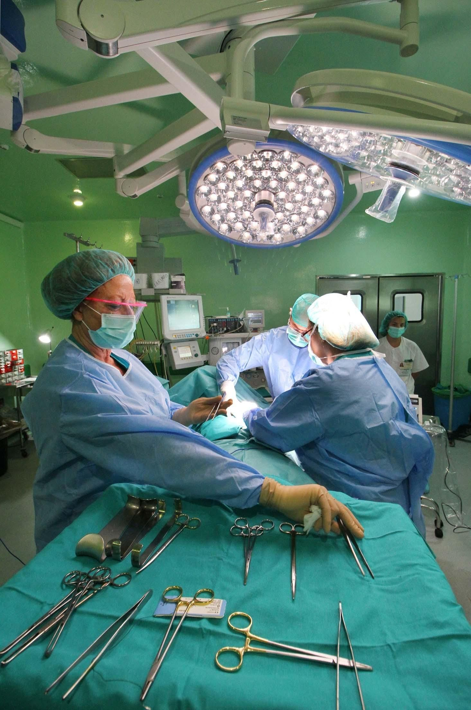 Sanitarios realizan una operación en el Hospital Juan Ramón Jiménez.