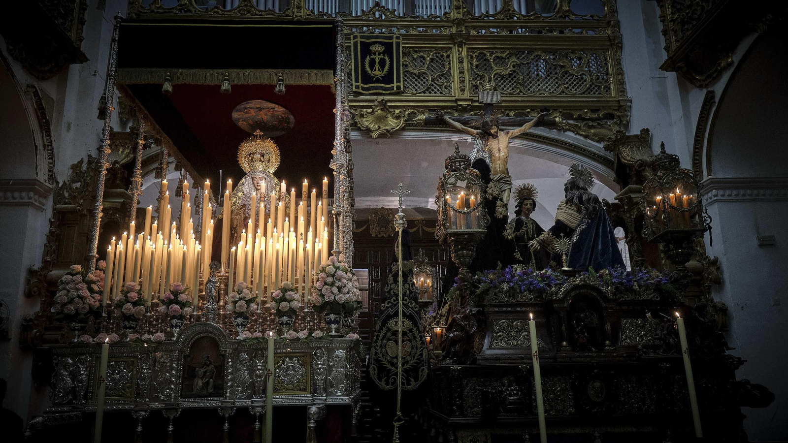 Piedad suspende su salida procesional, los hermanos de la cofradía realizan estación de penitencia en el interior de la iglesia de Santiago.