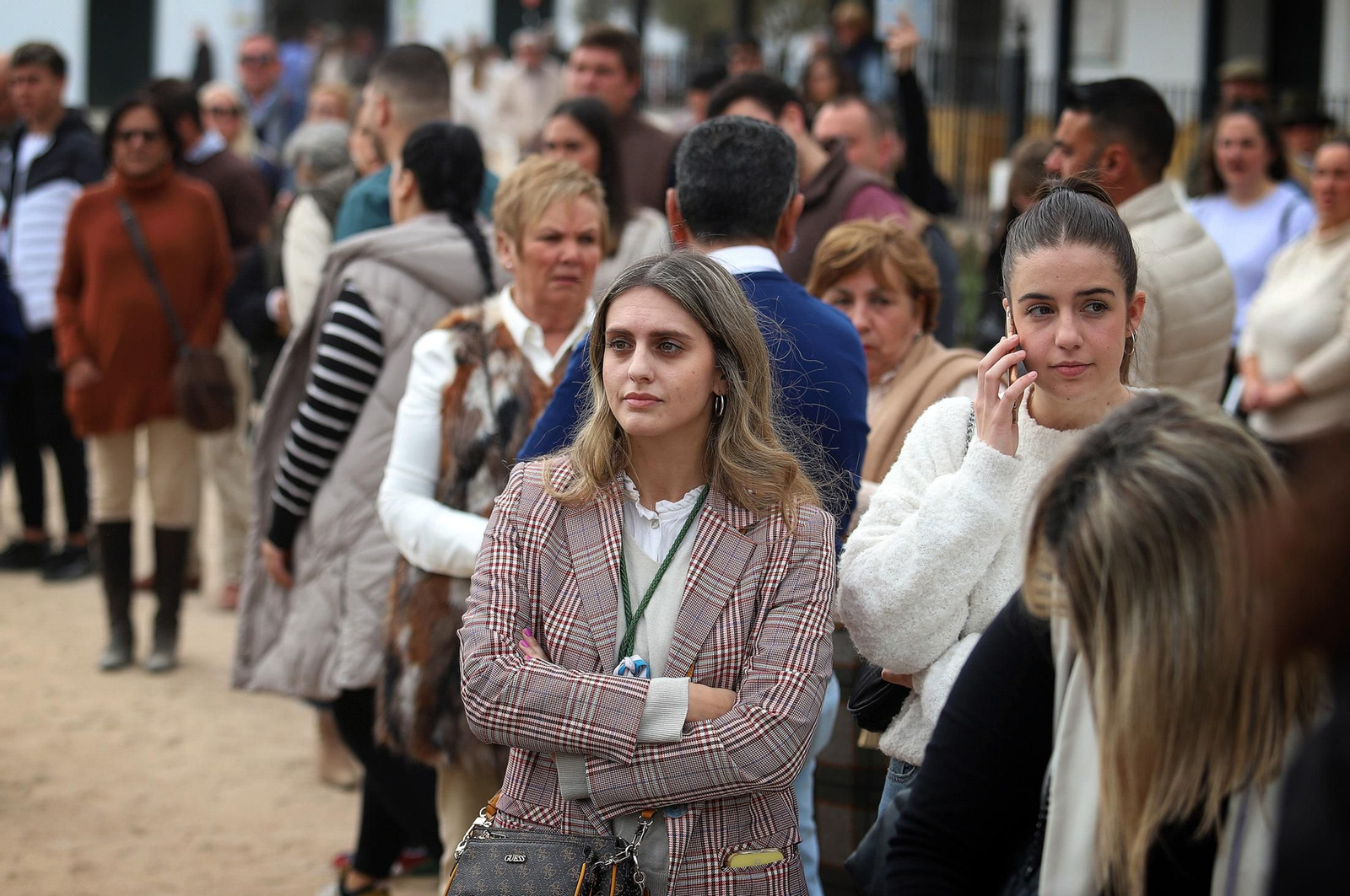 Imágenes del gran ambiente en la aldea de El Rocío en la mañana del domingo