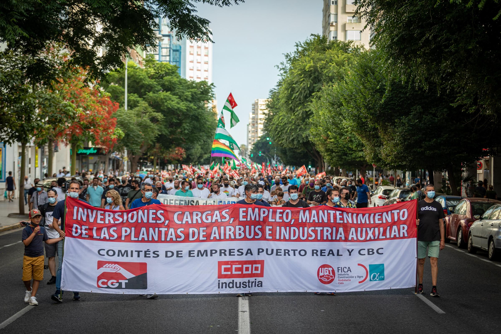 Pancarta de cabecera y manifestación, entre el hospital y San José.