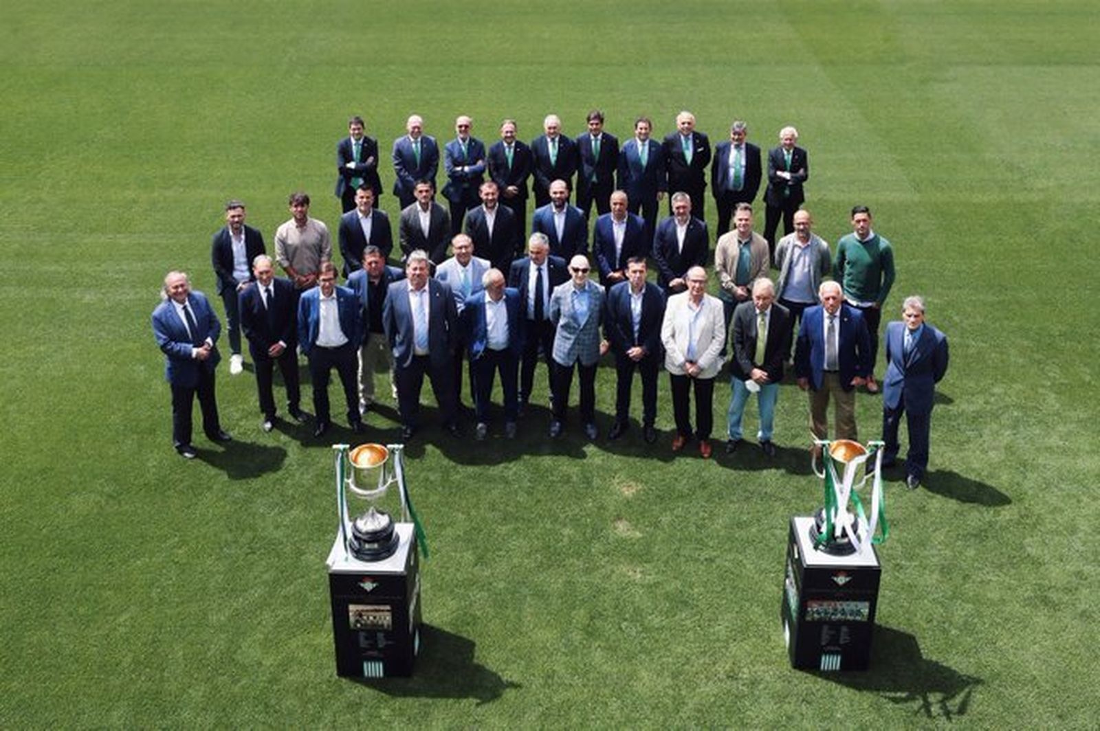 El consejo del Betis posa con una representación de los campeones del 77 y del 2005.