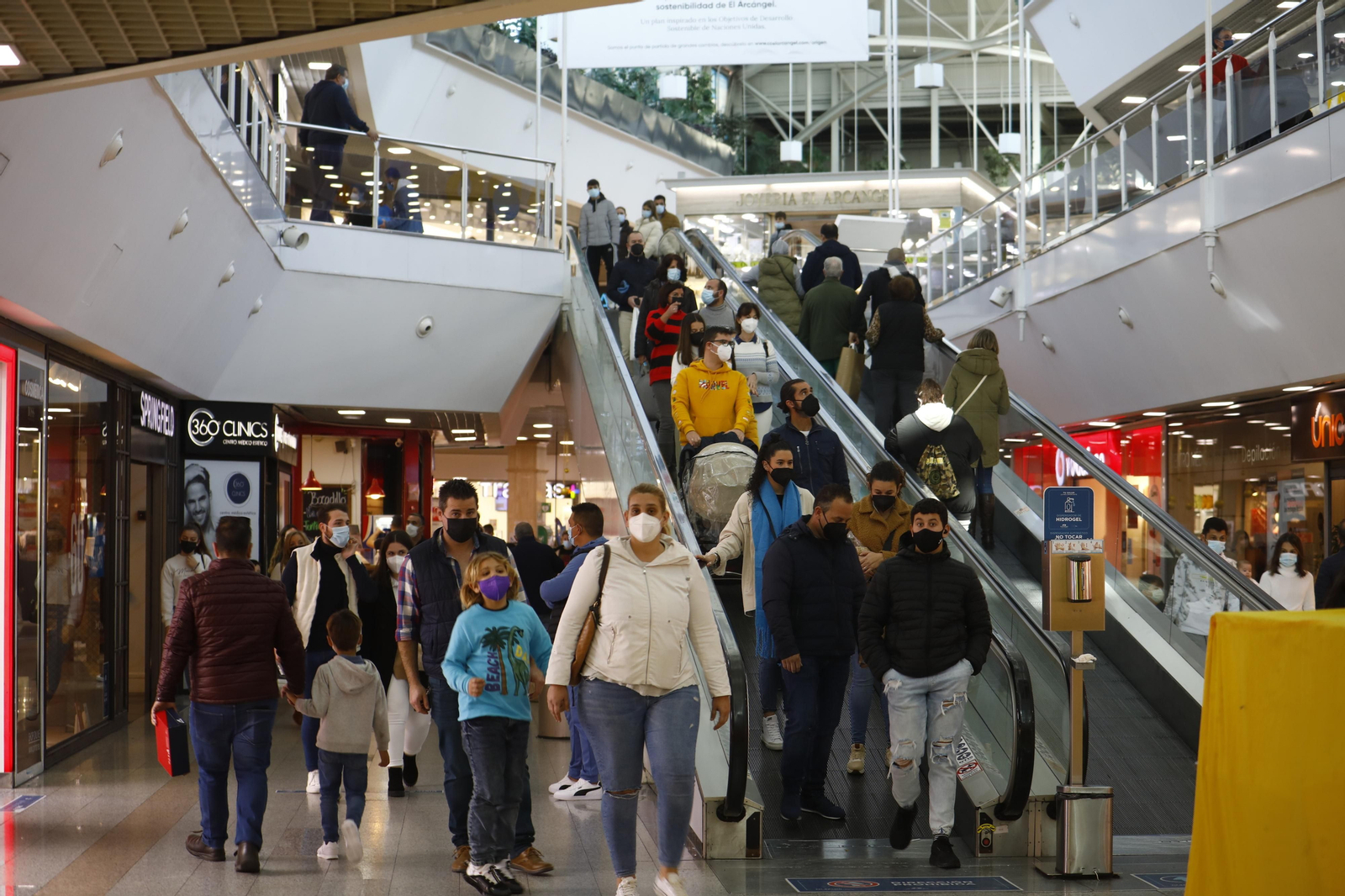 Así ha sido el primer día de rebajas en Córdoba, en fotografías