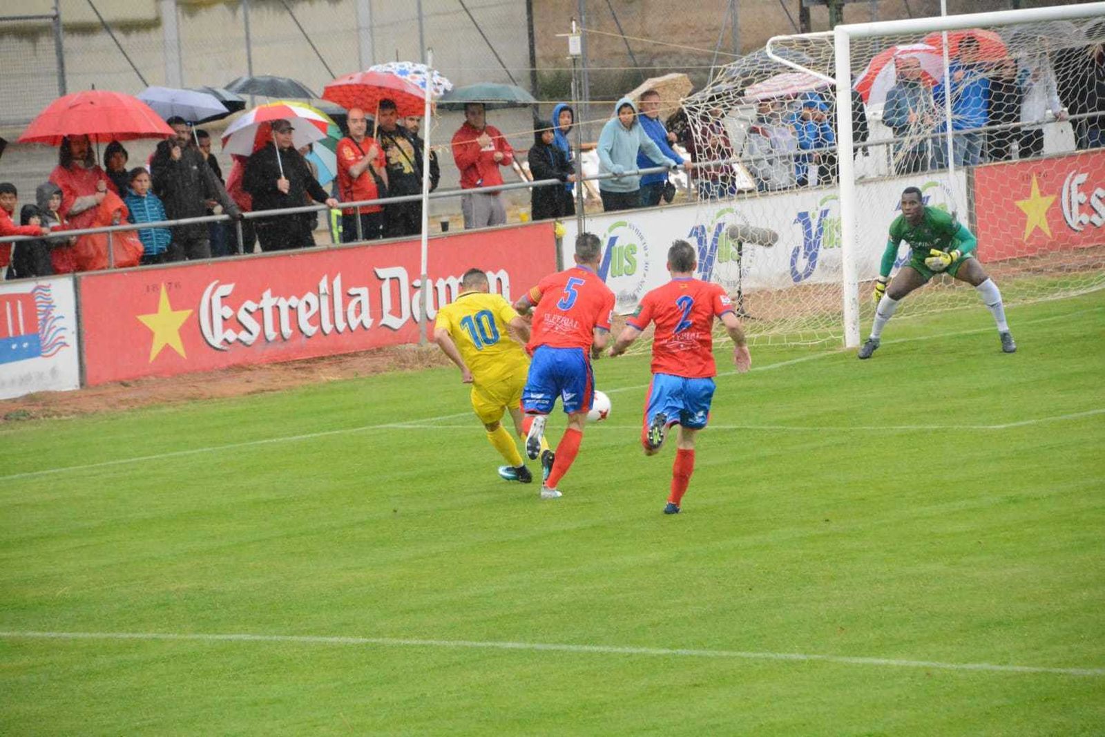 Javi Navarro lanza a portería en presencia de dos defensores del Teruel.