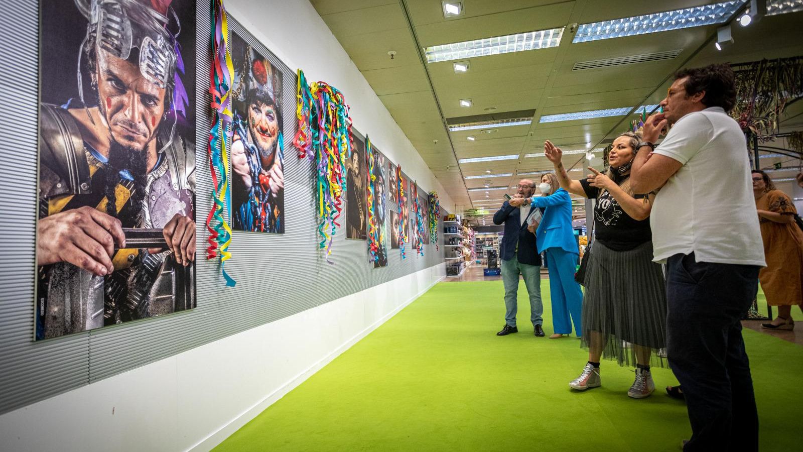 El alcalde mirando una foto de sus años de comparsista.