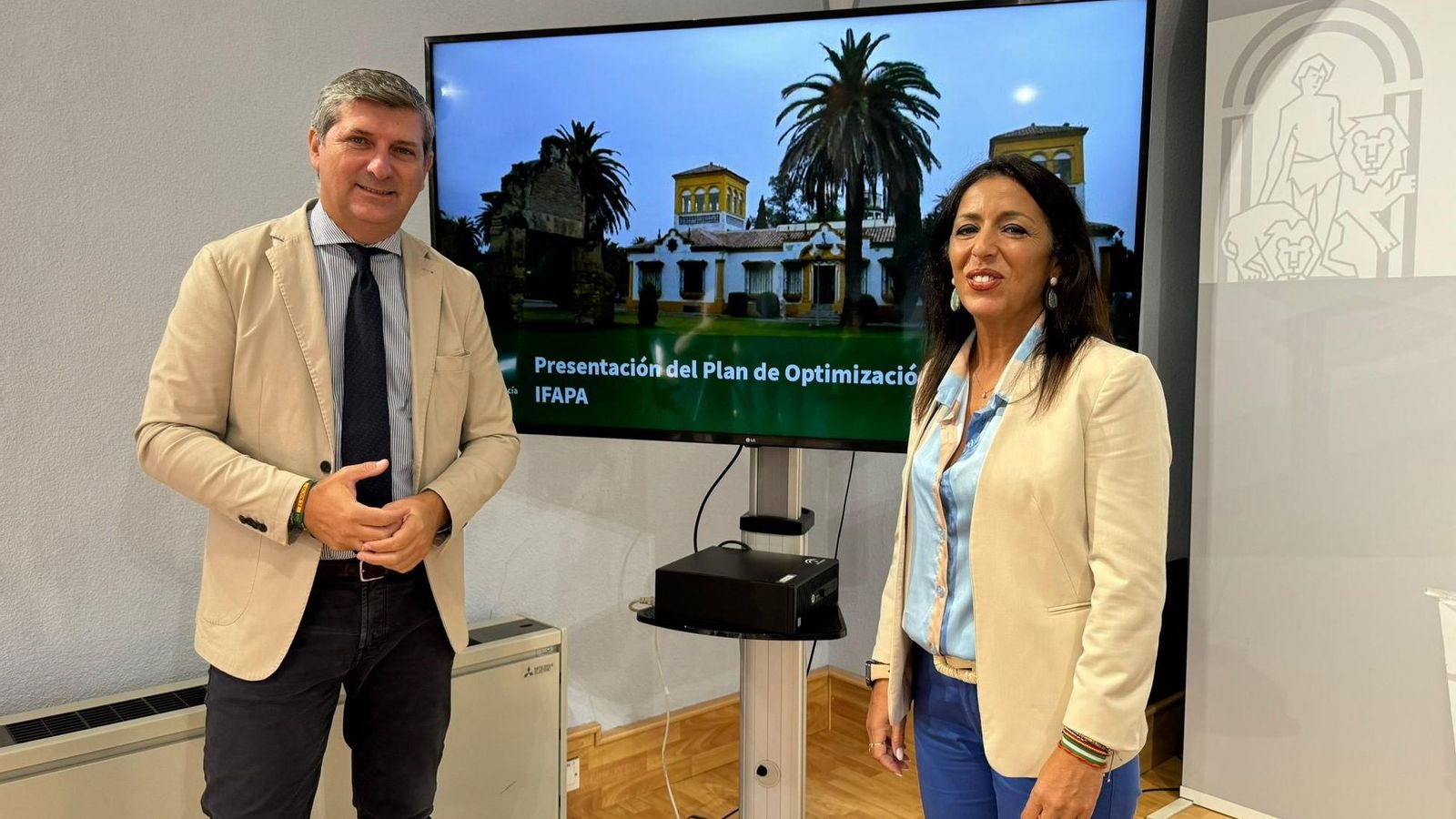 Francisco Acosta y Marta Bosquet presentan el Plan de Optimización de Centros Ifapa en la provincia.