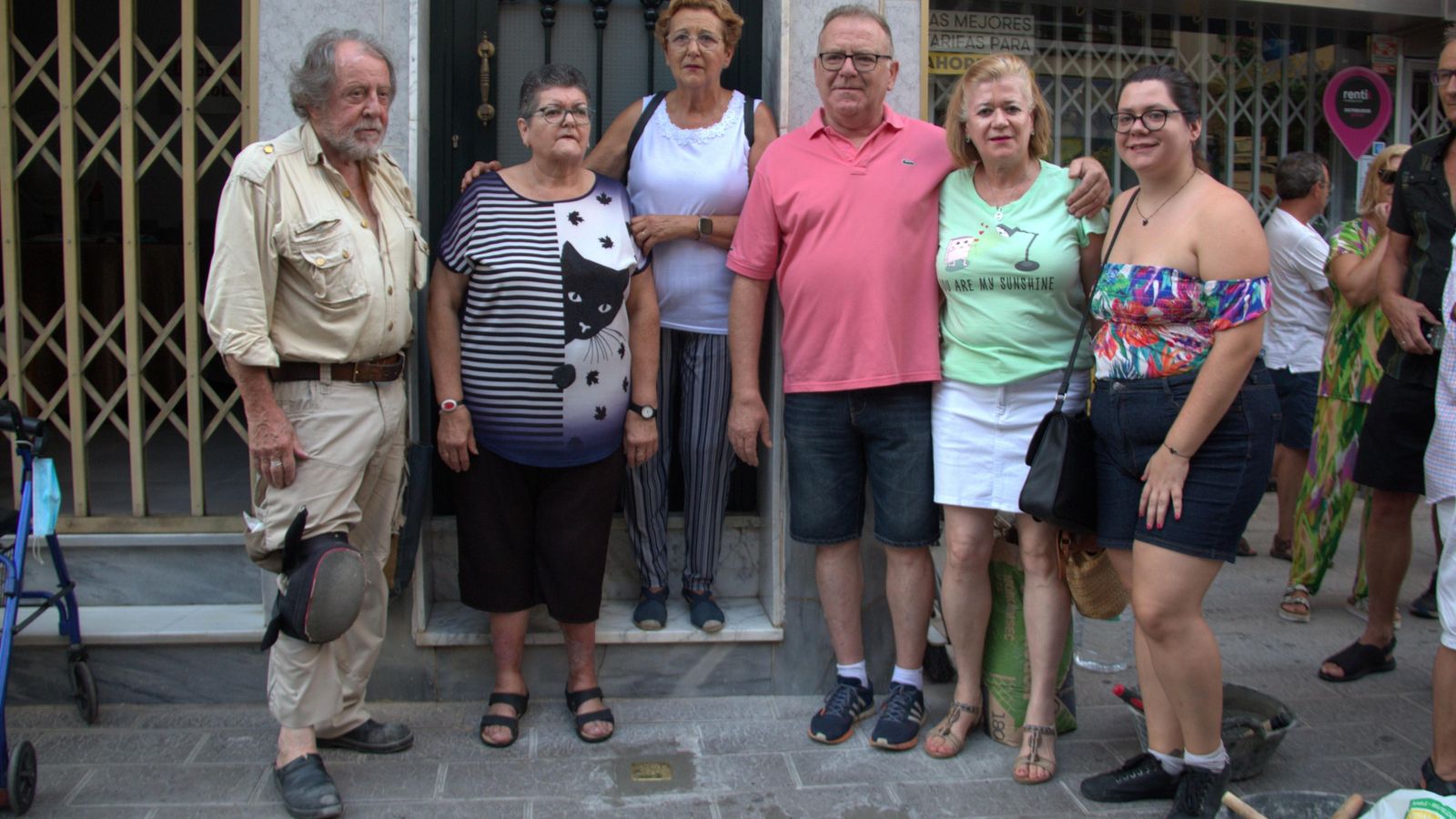 Familiares de Antonio Estévez junto al artista alemán tras colocar su piedra de la memoria