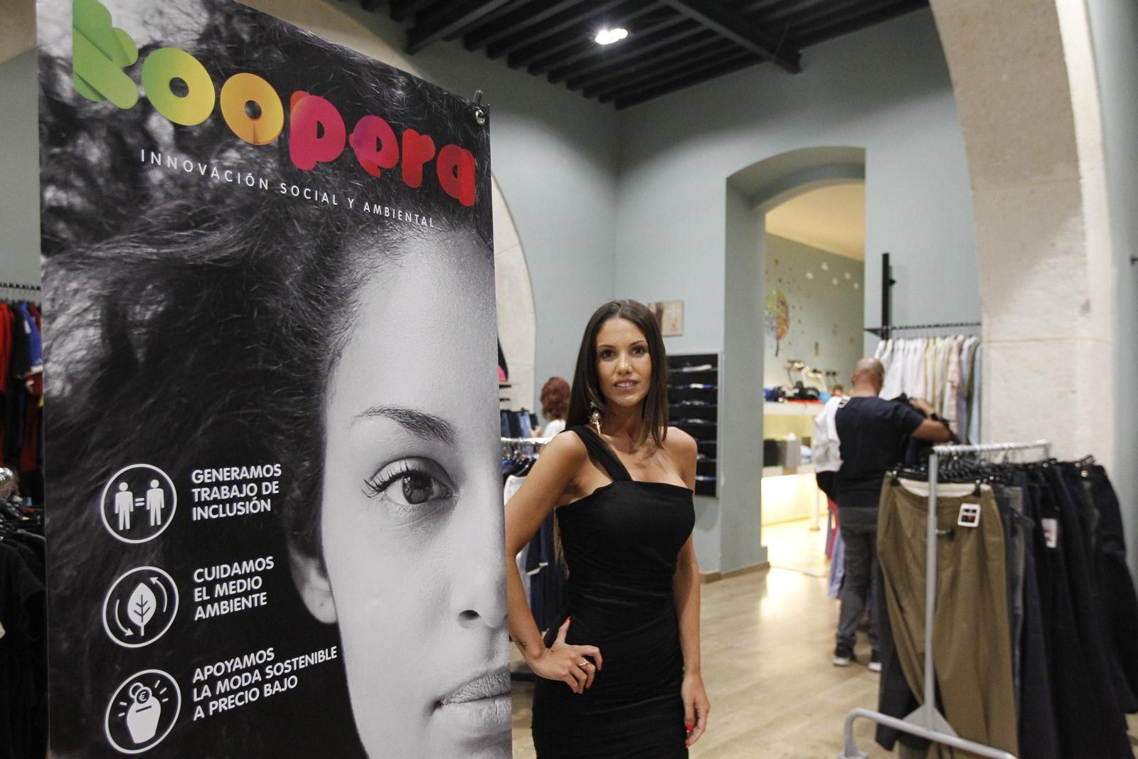 Fotogalería influencers en tienda Koopera Store Caritas Almería