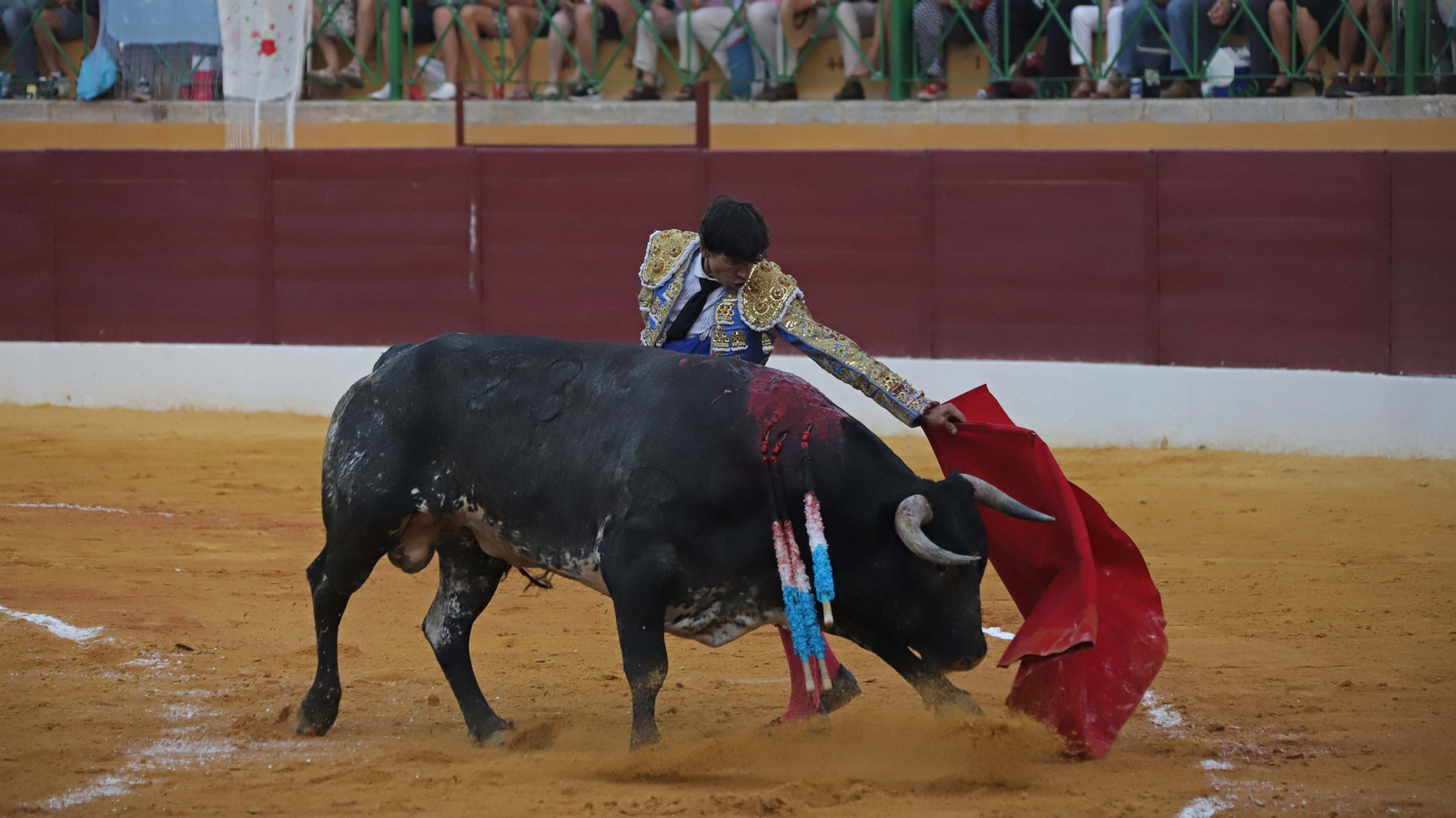 Fotos de la corrida del viernes de la Feria de La Línea: Curro Díaz, Manuel Escribano y David Galván