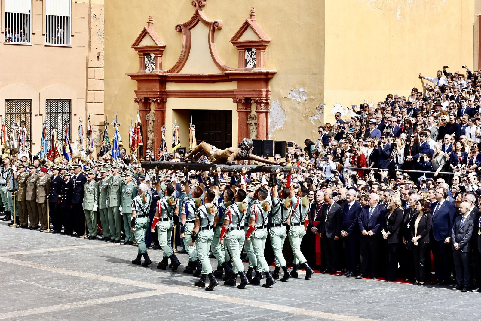 Las fotos de la Legión en el traslado del Cristo de Mena en Málaga este Jueves Santo