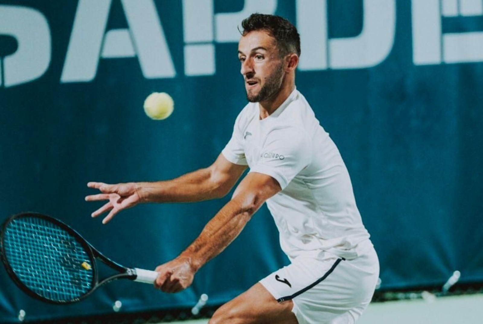 El almeriense Javi Barranco se dispone a golpear una bola durante un encuentro disputado recientemente.