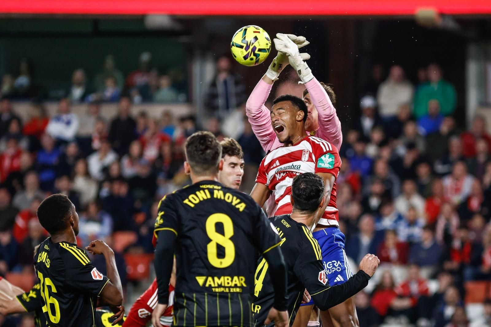 Loïc Williams intentando rematar ante la salida del portero zaragocista.