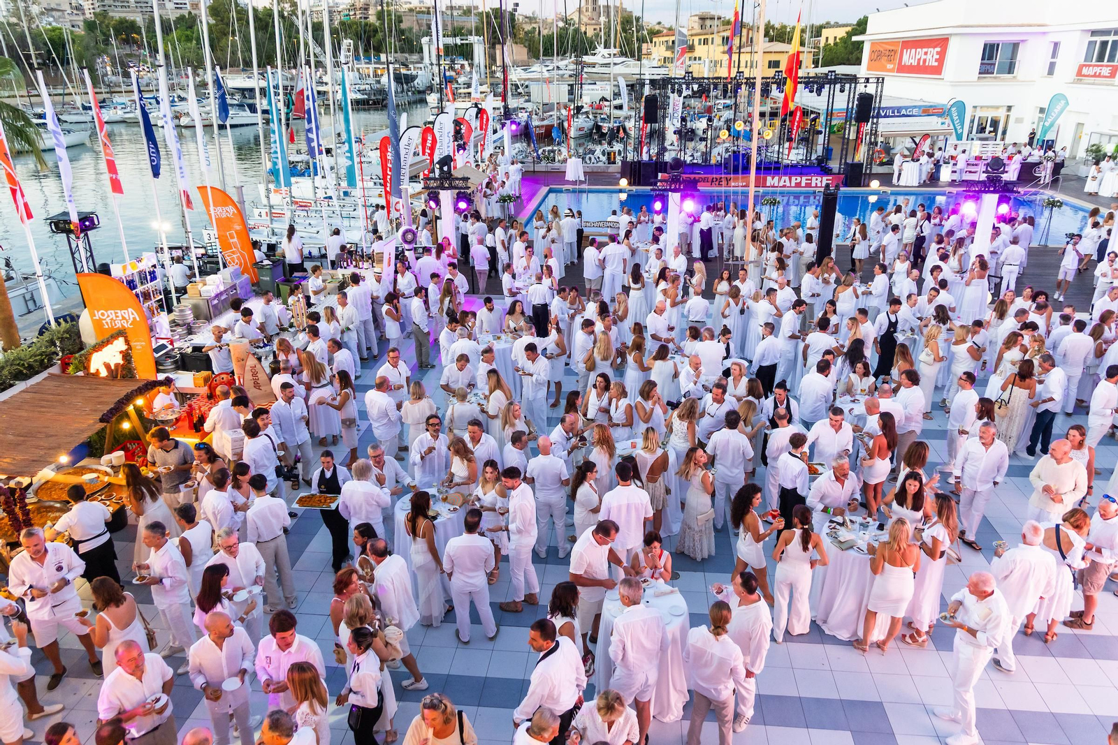 Búscate en el Cóctel de Blanco de la Copa del Rey Mapfre de vela