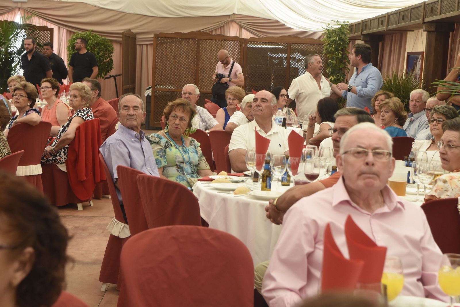 Comida de mayores en la Feria de Córdoba.
