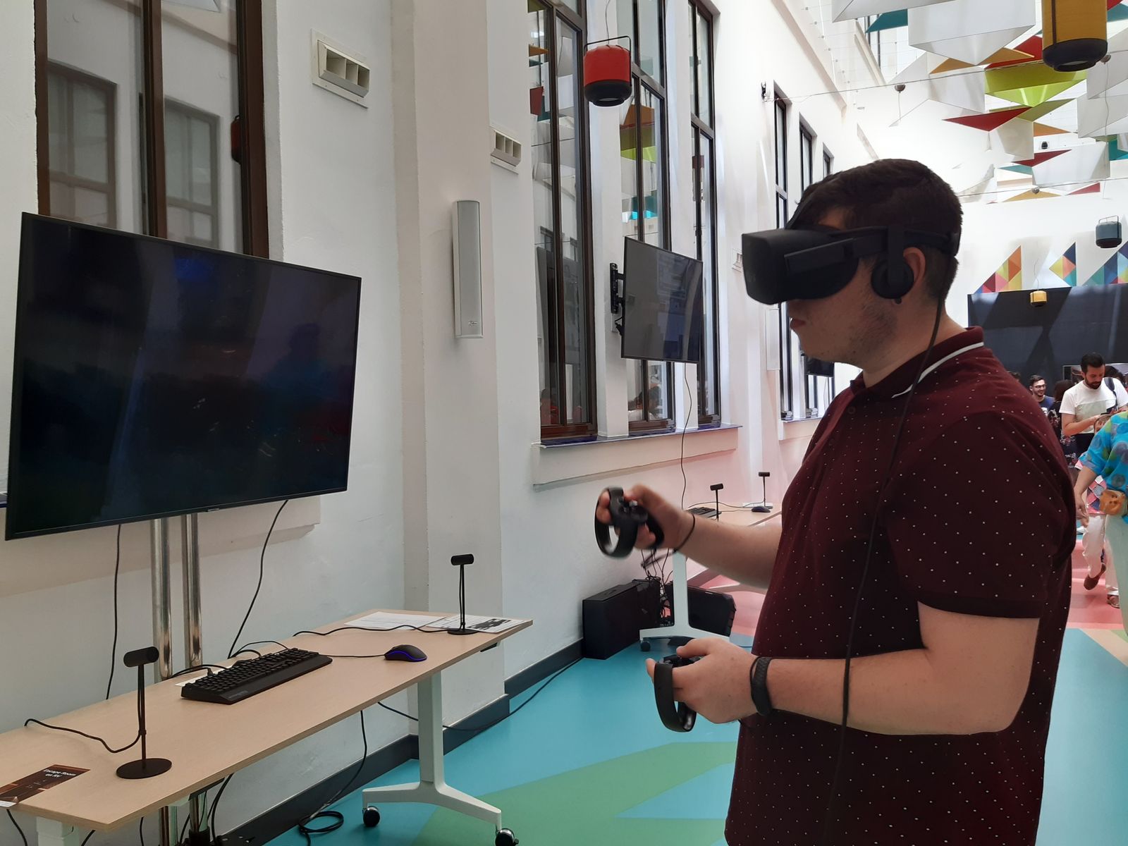 Participante jugando a ‘La habitación de Emi’ durante la presentación del videojuego.