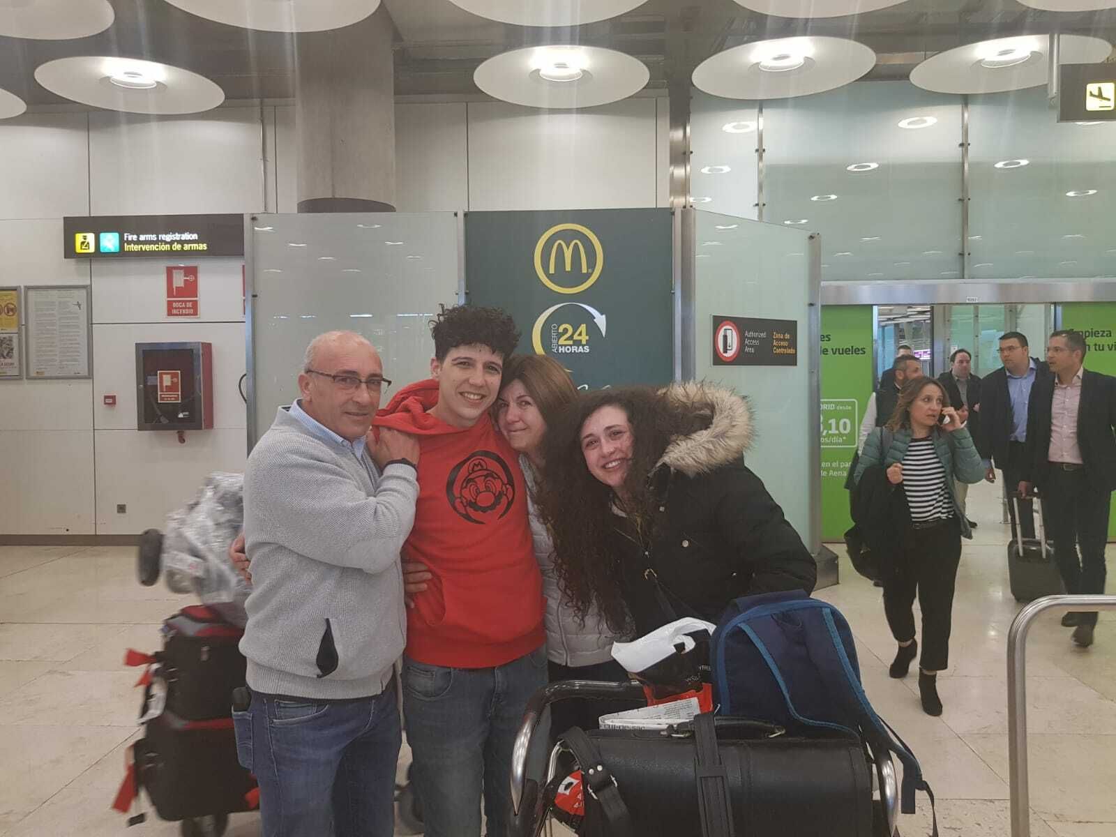 La familia de Álvaro Carrión lo recibió en el aeropuerto.