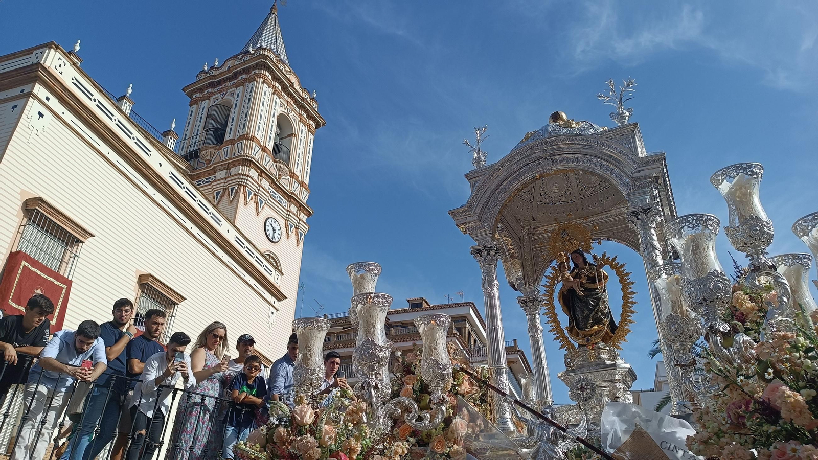 La Virgen de la Cinta ante la parroquia de San Pedro.