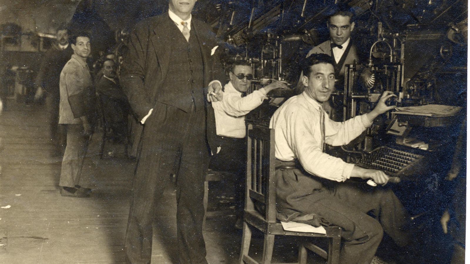Chaves Nogales, junto a los linotipistas del taller del 'Heraldo' de Madrid.