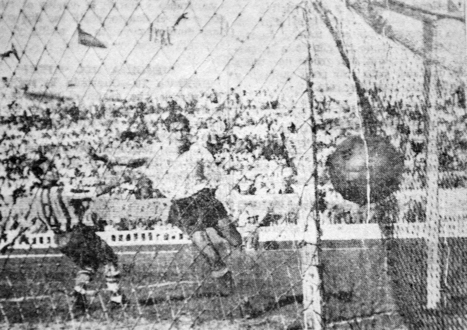 Ramoncito abrió el marcador de la campaña 1955/56 con este disparo.